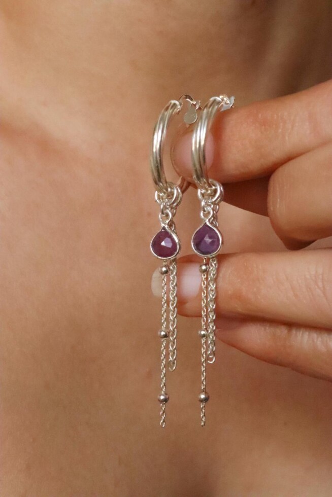 עגילי חישוק עם אבן חן, עגילי רובי לאישה, עגילים עם אבן חן, עגילי כסף מיוחדים, אבן לפיריון, סגולות אבן רובי