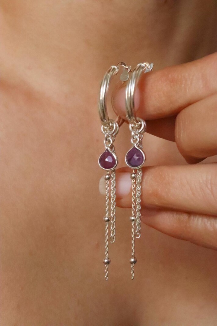 עגילי חישוק עם אבן חן, עגילי רובי לאישה, עגילים עם אבן חן, עגילי כסף מיוחדים, אבן לפיריון, סגולות אבן רובי