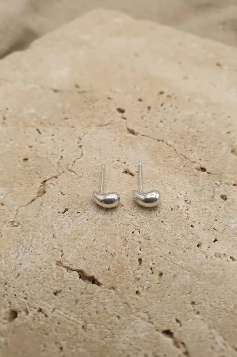 עגילי טיפה צמודים לאוזן, עגילי טיפה קטנים, עגילי כסף צמודים לאוזן, עגילים לחיילות, עגילים תקניים לצבא (1)