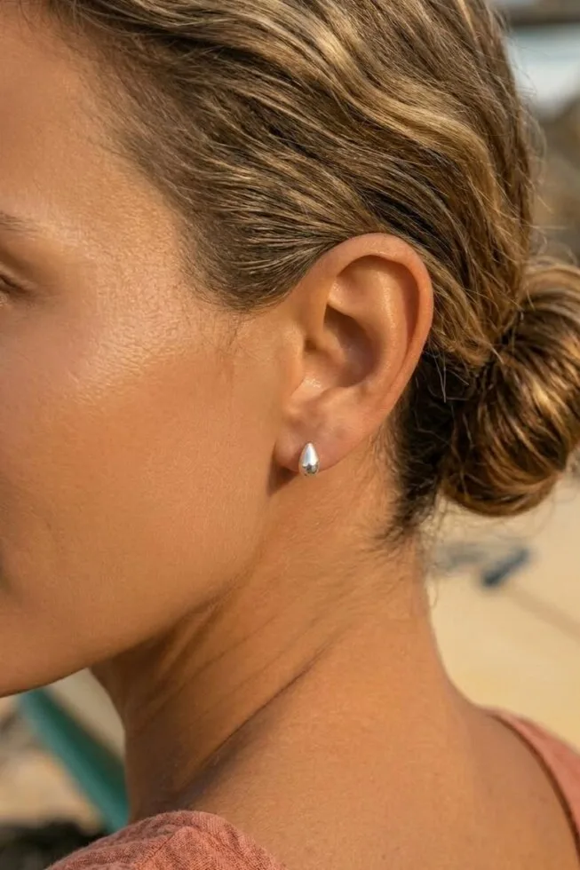 עגילי טיפה צמודים לאוזן, עגילי טיפה קטנים, עגילי כסף צמודים לאוזן, עגילים לחיילות, עגילים תקניים לצבא (2)