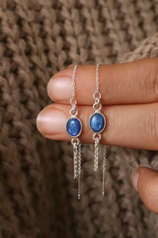 עגילי קיאנייט לאישה, עגילי כסף תלויים, תכשיטים עם קיאנייט, עגילי שרשרת ארוכים, עגילים ארוכים לאישה