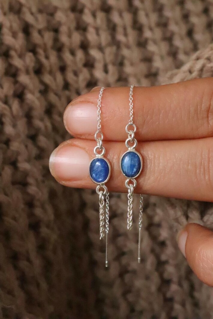 עגילי קיאנייט לאישה, עגילי כסף תלויים, תכשיטים עם קיאנייט, עגילי שרשרת ארוכים, עגילים ארוכים לאישה