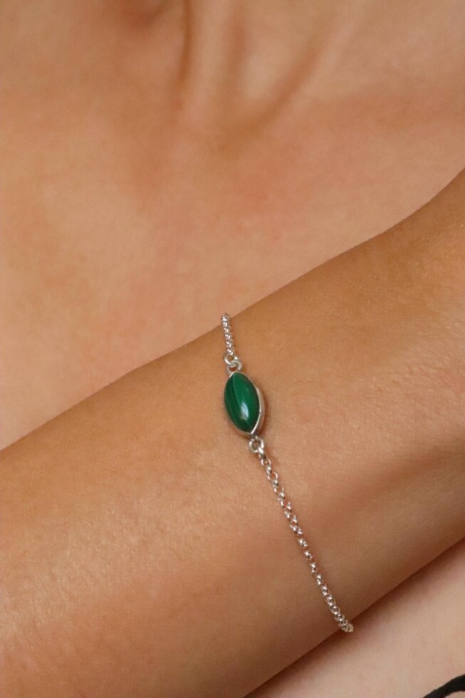 צמיד אבן מלכית לאישה, צמיד אבן חן לאישה, צמידי אבן חן, צמידי כסף עדינים, סגולות אבן מלכית, צמיד עם אבן ירוקה (2)