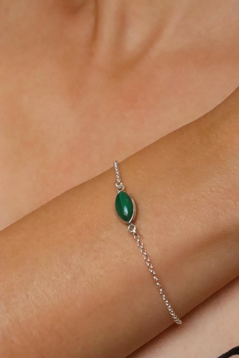 צמיד אבן מלכית לאישה, צמיד אבן חן לאישה, צמידי אבן חן, צמידי כסף עדינים, סגולות אבן מלכית, צמיד עם אבן ירוקה (2)