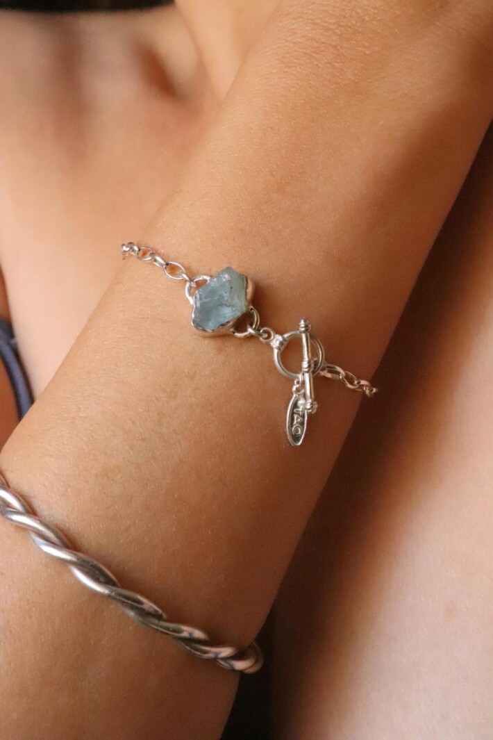 צמיד אקוומרין לאישה, אקוומרין גולמית, צמיד אבן חן, צמידי אבן חן לנשים, סגולות אקוומרין, תכשיטי אבני חן