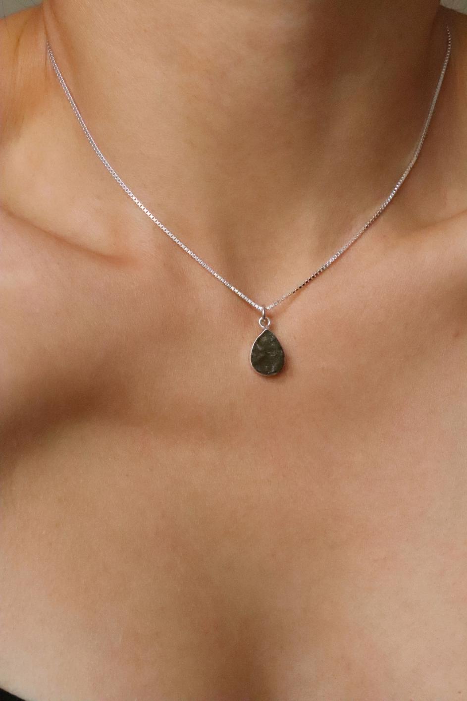 שרשרת מולדבייט כסף 925, שרשרת מולדבייט לאישה, שרשרת מולדבייט לגבר, שרשרת אבן חן, סגולות אבן מולדבייט