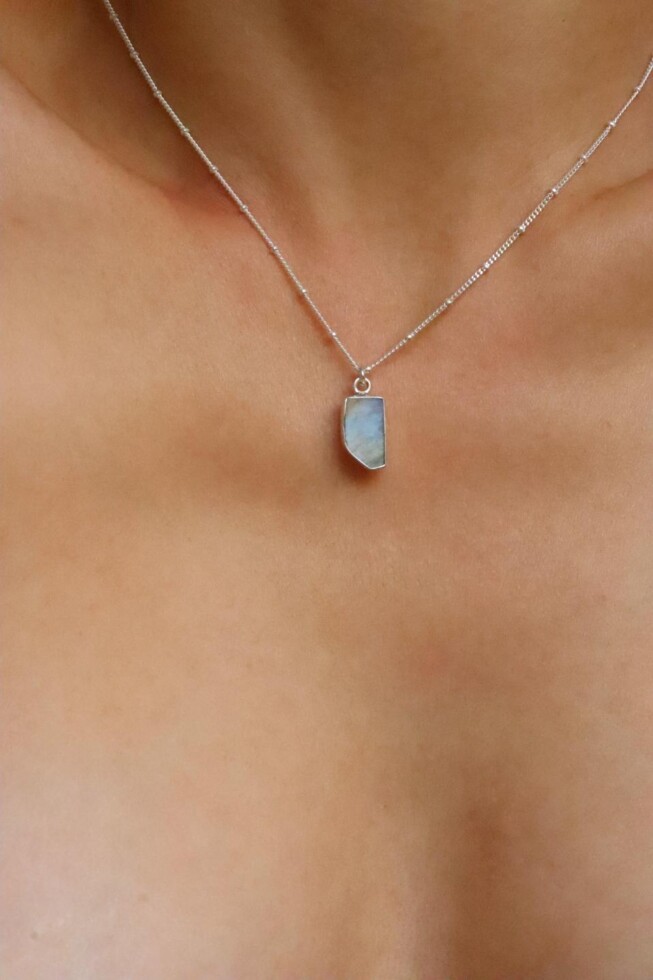 שרשרת מונסטון לאישה, שרשרת מונסטון גולמית, שרשראות אבני חן, תכשיטי אבני חן, תכשיטים לנשים, סגולות אבן מונסטון, אבני חן גולמיות (1)