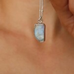 שרשרת מונסטון לאישה, שרשרת מונסטון גולמית, שרשראות אבני חן, תכשיטי אבני חן, תכשיטים לנשים, סגולות אבן מונסטון, אבני חן גולמיות (2)