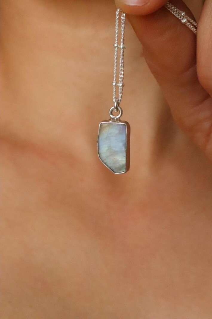 שרשרת מונסטון לאישה, שרשרת מונסטון גולמית, שרשראות אבני חן, תכשיטי אבני חן, תכשיטים לנשים, סגולות אבן מונסטון, אבני חן גולמיות (2)