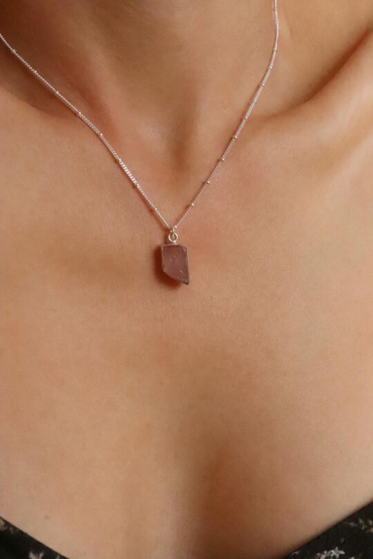 שרשרת רוזקוורץ גולמית לאישה, שרשרת עם משמעות, אבן אהבה, רוזקוורץ גולמית, סגולות אבן רוזקוורץ, שרשרת אבן חן