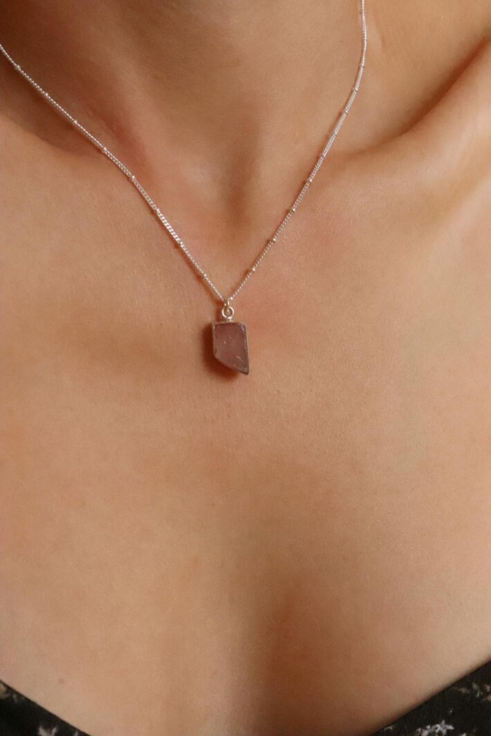 שרשרת רוזקוורץ גולמית לאישה, שרשרת עם משמעות, אבן אהבה, רוזקוורץ גולמית, סגולות אבן רוזקוורץ, שרשרת אבן חן