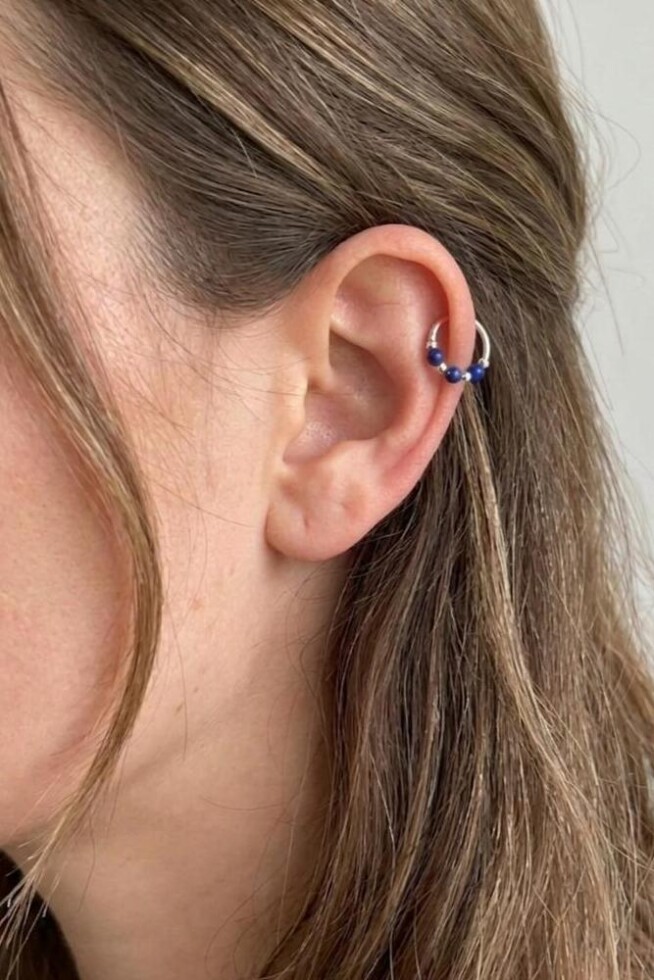 חישוק להליקס, חישוק להליקס עם חרוזים כחולים, עגיל להליקס, עגיל חישוק להליקס כסף 925