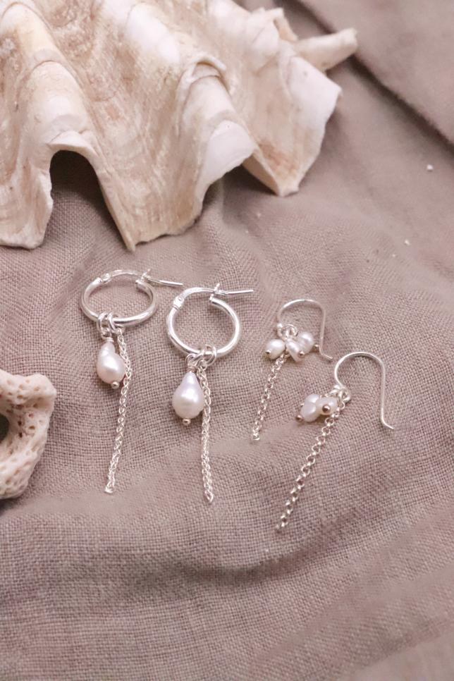 סט עגילים לאישה, עגילי פנינה כסף 925, עגילי חישוק עם פנינה, עגילים לנשים, עגילי חישוק קטנים, תכשיטי פנינים