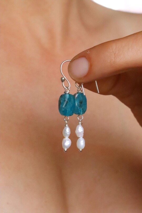 עגילי אבן חן לאישה, עגילים עם אבן אפטייט, עגילי פנינה לאישה, עגילים תלויים מכסף 925, עגילי כסף לנשים, תכשיטי אבן חן