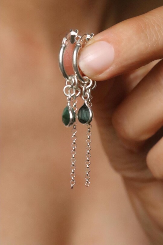 עגילי אמרלד לאישה, עגילי חישוק עם אבן חן, עגילים מיוחדים, עגילי חישוק קטנים, עגילים עם אבן ברקת, עגילים עם אבן ירוקה