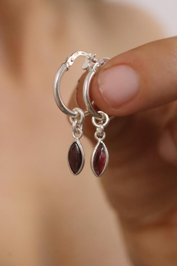 עגילי חישוק קטנים, עגילים עם אבן גארנט, סגולות אבן גארנט, עגילים עם אבן חן, תכשיטי אבן חן, תכשיטים עם גארנט, אבני חושן, עגילי גרנט