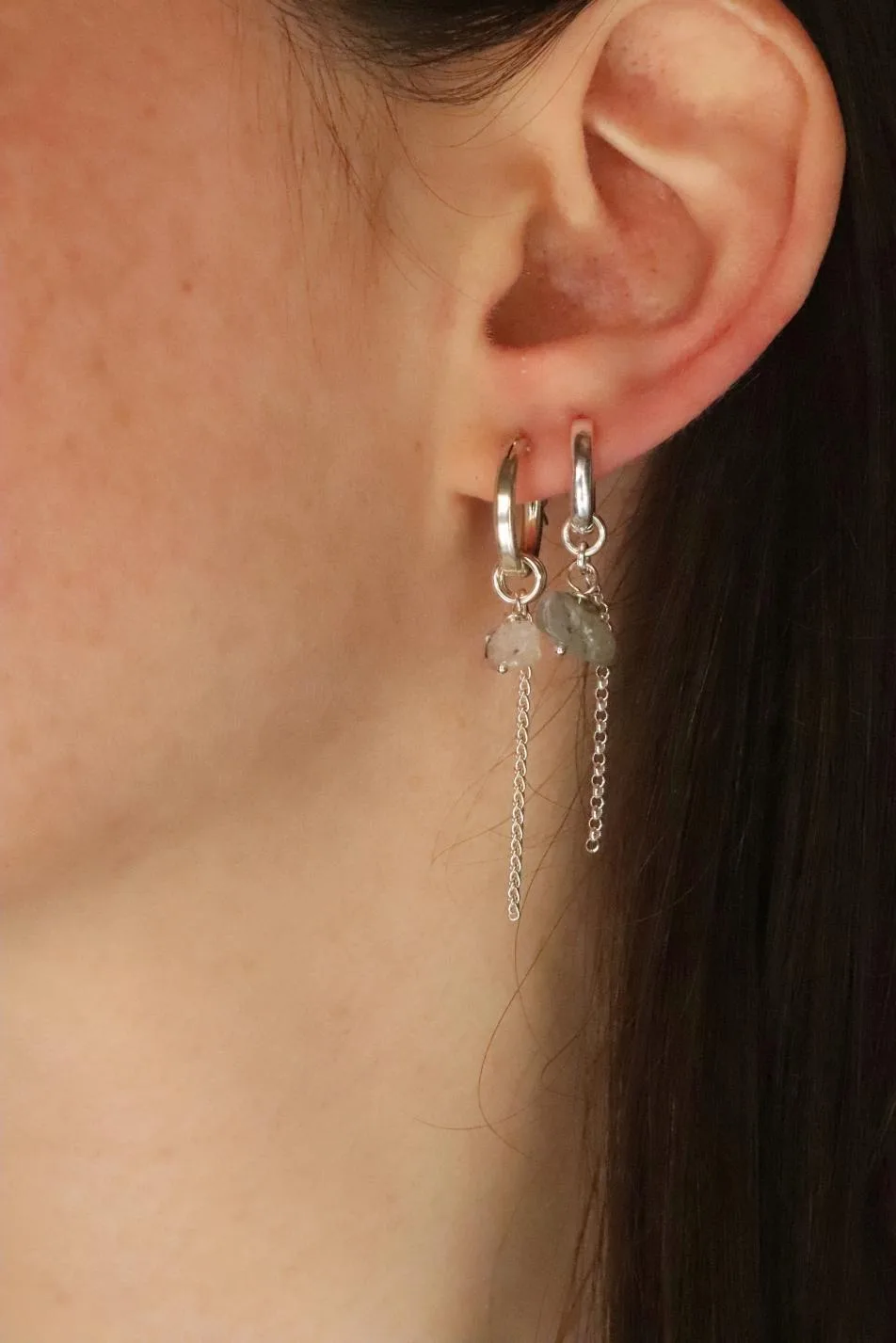 עגילי חישוק קטנים, עגילים עם אבן חן, עגילי לברדורייט, עגילי חישוק כסף 925, תכשיטי אבן חן, עגילים עם משמעות, תכשיטים עם משמעות, אבן לברדורייט (2)