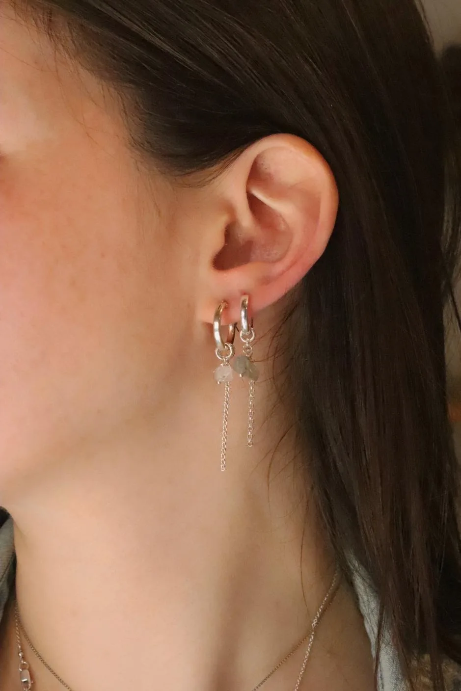 עגילי חישוק קטנים, עגילים עם אבן חן, עגילי לברדורייט, עגילי חישוק כסף 925, תכשיטי אבן חן, עגילים עם משמעות, תכשיטים עם משמעות, אבן לברדורייט (3)