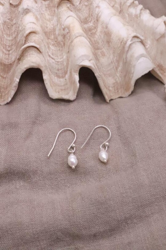 עגילי פנינה עדינים, עגילי פנינה תלויים, עגילי פנינה לאישה, עגילים לנשים, עגילים עם פנינים