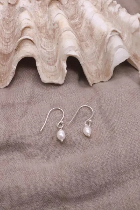 עגילי פנינה עדינים, עגילי פנינה תלויים, עגילי פנינה לאישה, עגילים לנשים, עגילים עם פנינים