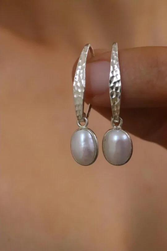 עגילי פנינה תלויים, עגילי כסף מרוקעים, עגילי כסף תלויים, עגילי פנינים, עגילים תלויים לאישה, עגילים עם פנינה