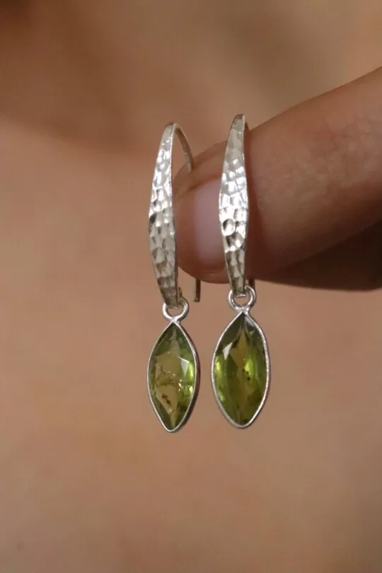 עגילי פרידוט לאישה, עגילי אבן חן לאישה, עגילי כסף תלויים, עגילי כסף מרוקעים, תכשיטים עם אבן פרידוט, תכשיטי אבן חן, אבן ירוקה