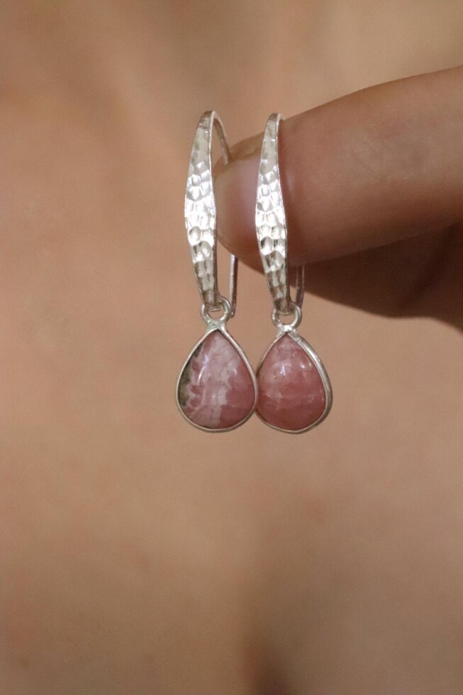 עגילי רודוקרוסייט לאישה, עגילי אבן חן לאישה, סגולות רודוקרוסייט, עגילי כסף תלויים, עגילים מרוקעים