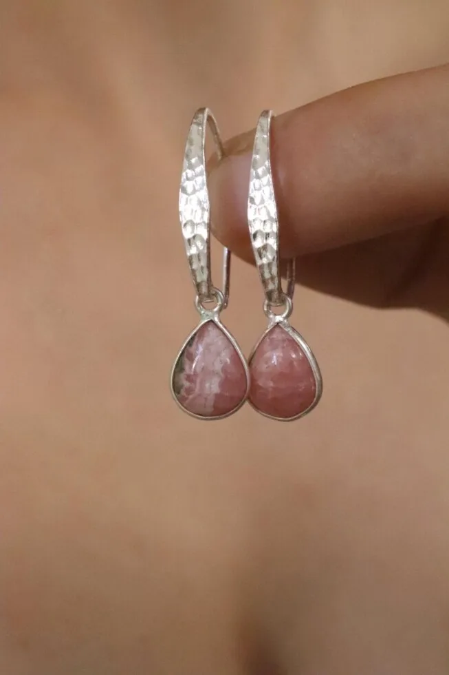 עגילי רודוקרוסייט לאישה, עגילי אבן חן לאישה, סגולות רודוקרוסייט, עגילי כסף תלויים, עגילים מרוקעים