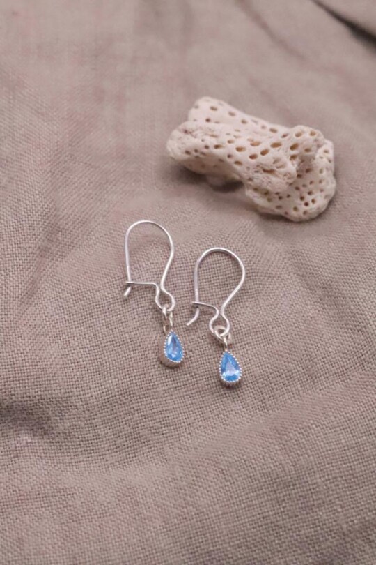 עגילים משובצים לנשים, עגילי כסף משובצים, עגילי טיפה לנשים, עגילים תלויים לנשים, עגילי טיפה כחולים, עגילי טיפה לאישה, עגילים מיוחדים