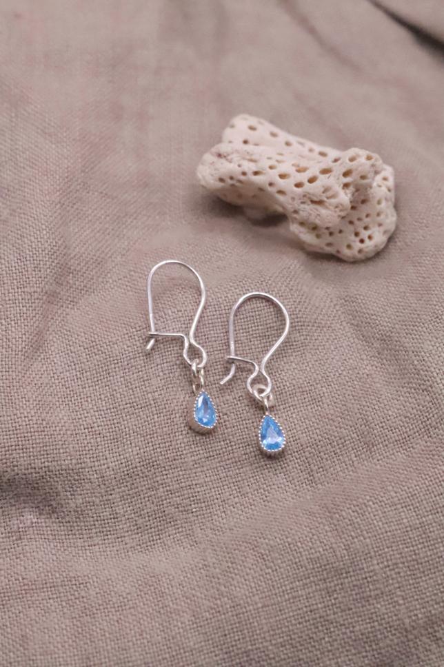 עגילים משובצים לנשים, עגילי כסף משובצים, עגילי טיפה לנשים, עגילים תלויים לנשים, עגילי טיפה כחולים, עגילי טיפה לאישה, עגילים מיוחדים