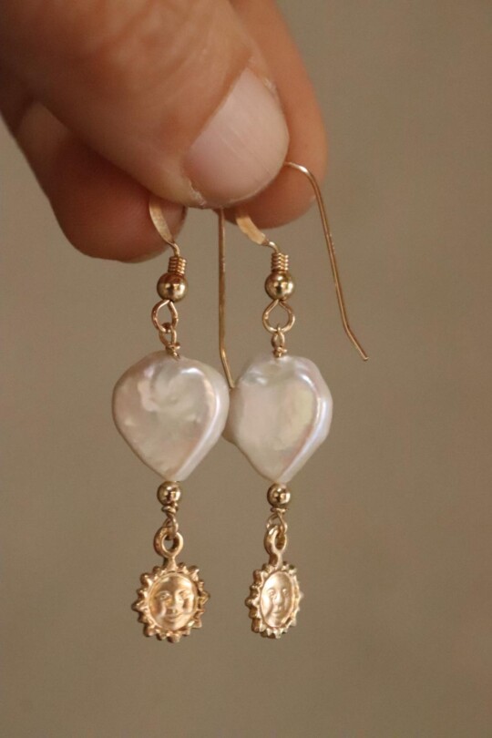 עגילים תלויים לנשים, עגילי גולדפילד לאישה, עגילי שמש, עגילי פנינה לאישה, עגילי פנינה תלויים, עגילי אבן חן