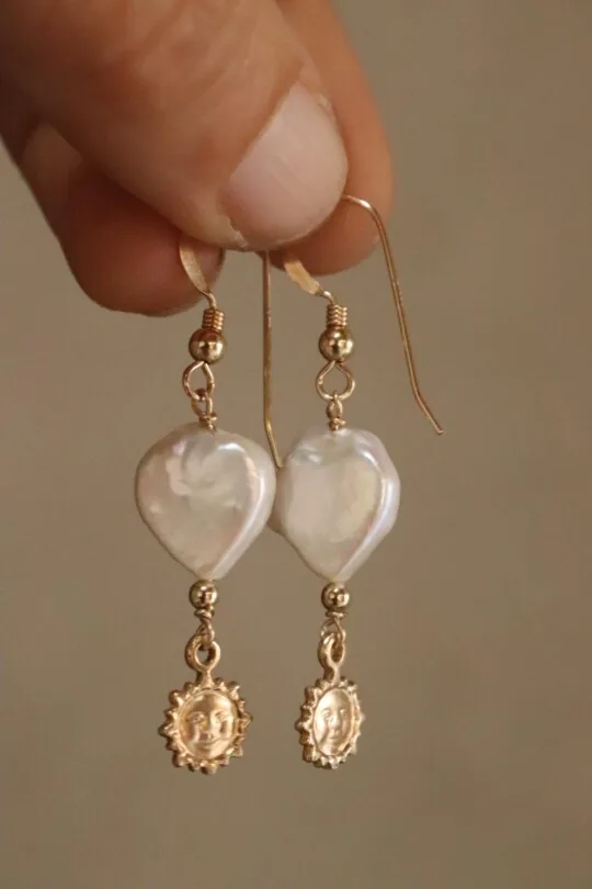 עגילים תלויים לנשים, עגילי גולדפילד לאישה, עגילי שמש, עגילי פנינה לאישה, עגילי פנינה תלויים, עגילי אבן חן