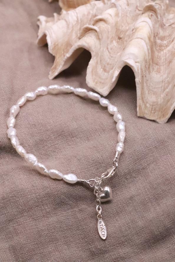 צמיד פנינים לאישה, צמיד פנינה לאישה, תליון לב, תכשיטי פנינים, צמיד עם תליון לב