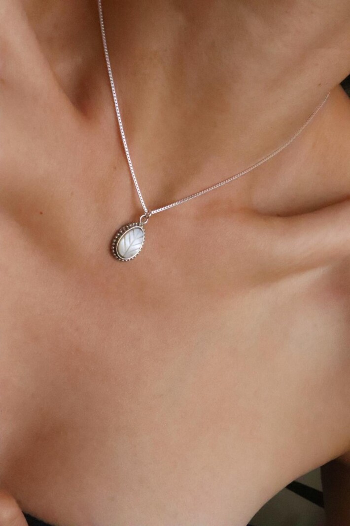 שרשרת אם הפנינה, שרשרת אבן חן, שרשרת עם תליון עלה, שרשראות כסף לנשים, שרשראות מיוחדות