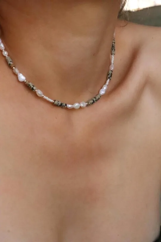 שרשרת פנינים קצרה, ג'ספר דלמטי, שרשרת אבני חן, שרשראות אבני חן, שרשראות פנינים, שרשרת ג'ספר לאישה, תכשיטי אבני חן