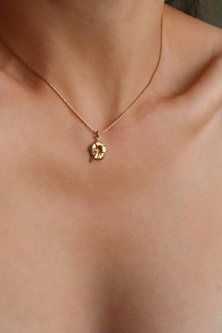 שרשרת פרח לאישה, שרשרת היביסקוס לאישה, שרשראות פרחים לנשים, שרשראות זהב עדינות, שרשרת זהב לאישה, תליון פרח