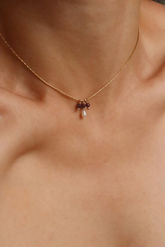 שרשרת רובי לאישה, אבני חושן, שרשרת עם אבן רובי, שרשרת אבן חן עדינה, אבן לפיריון, שרשרת עם משמעות, קמע להגנה