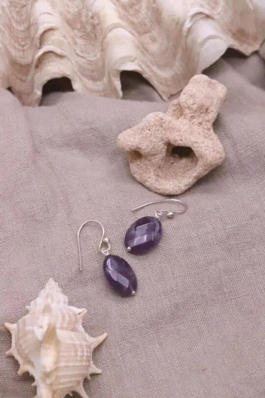 עגילי אמטיסט תלויים, עגילי אבן חן, תכשיטים עם אבן חן, תכשיטים עם אמטיסט, סגולות אבן אמטיסט, אבני לידה, אבני מזל